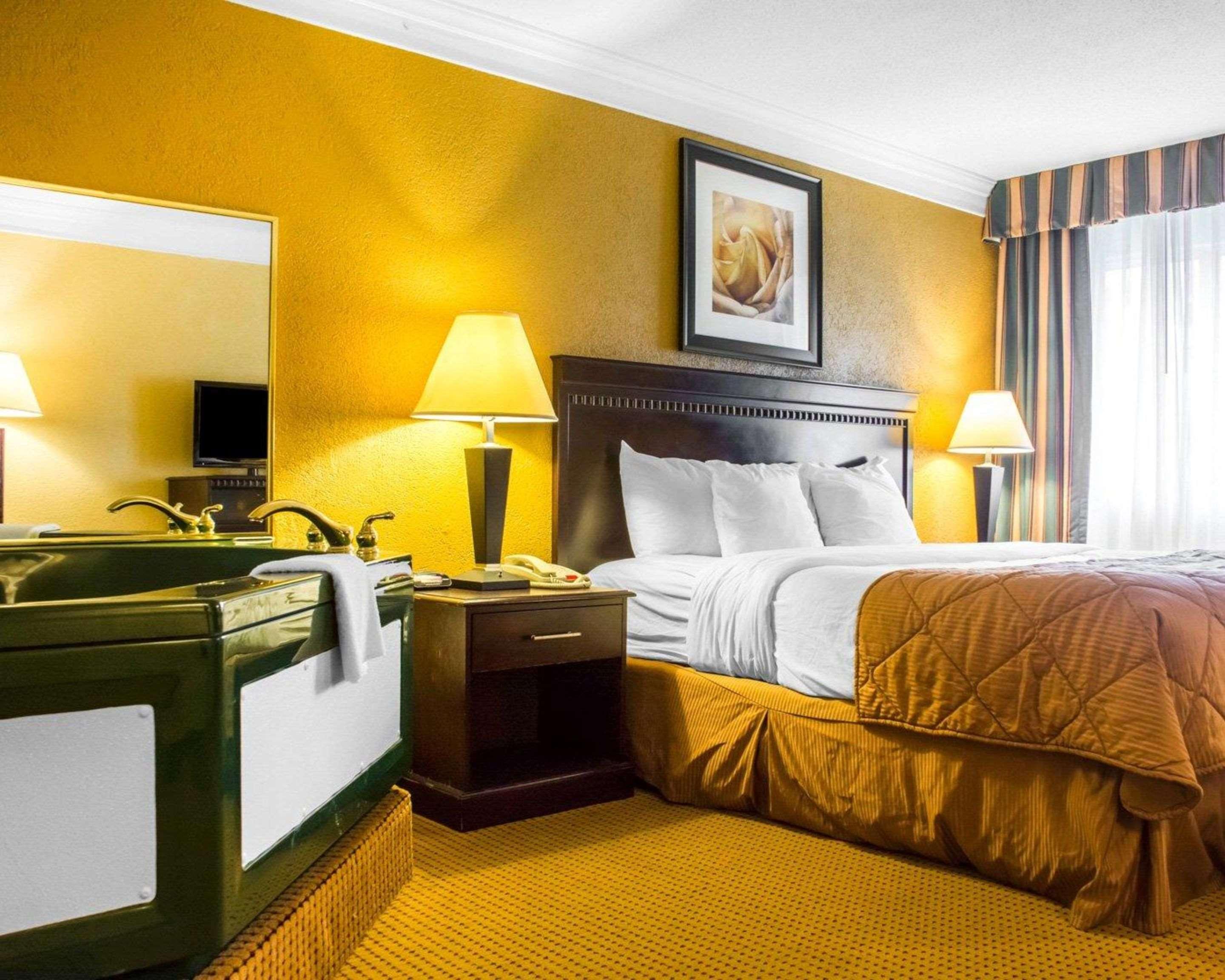 Quality Inn And Suites Fairgrounds - Syracuse Seneca Knolls Bagian luar foto