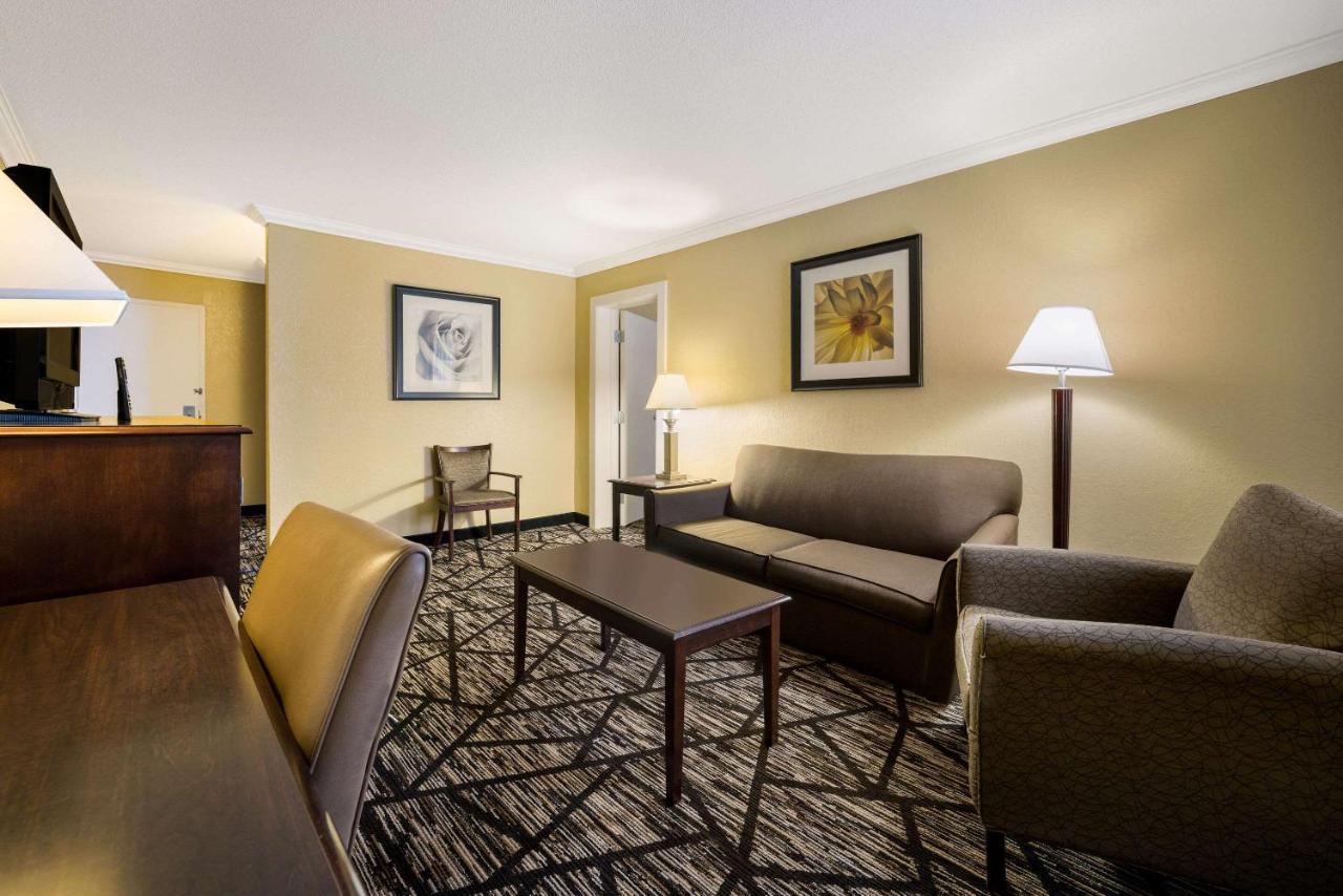 Quality Inn And Suites Fairgrounds - Syracuse Seneca Knolls Bagian luar foto