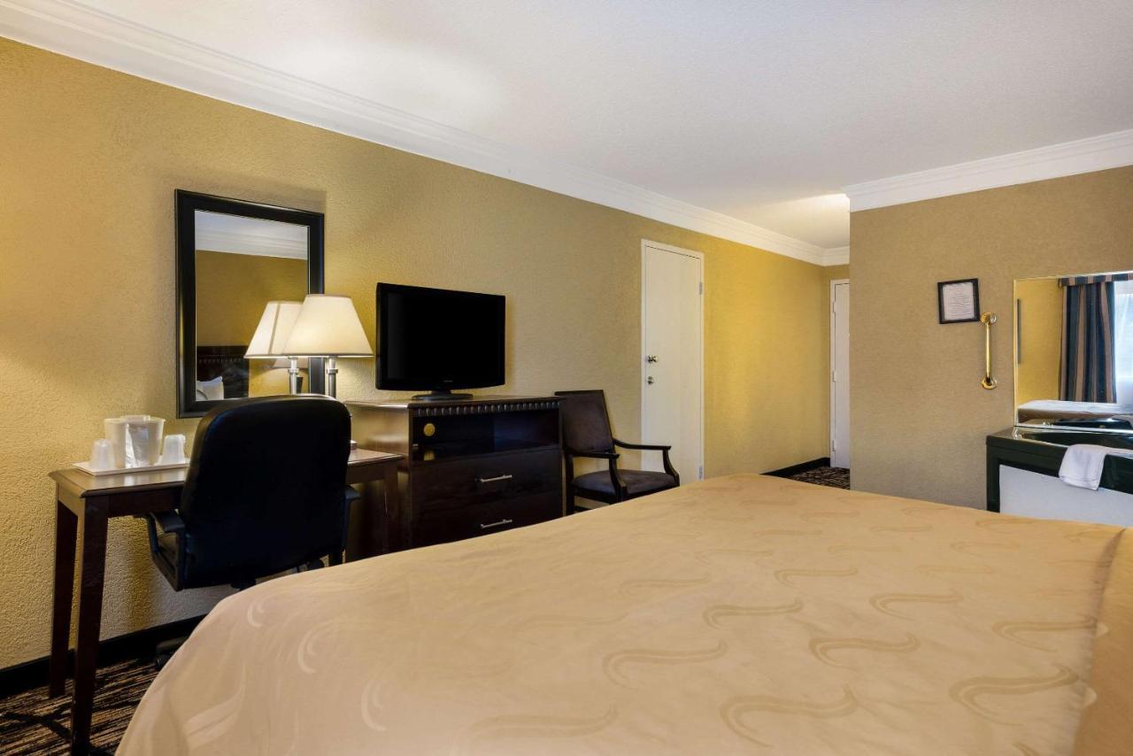 Quality Inn And Suites Fairgrounds - Syracuse Seneca Knolls Bagian luar foto
