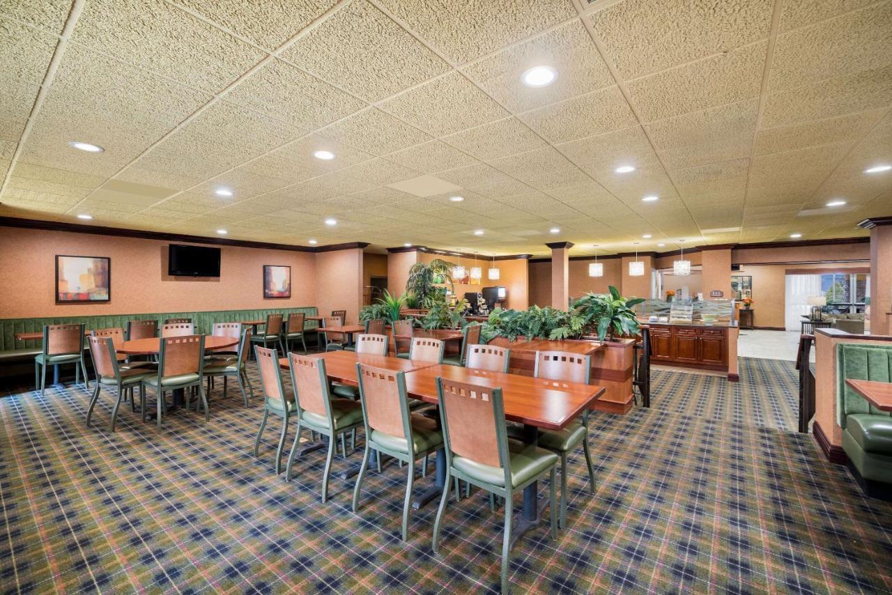 Quality Inn And Suites Fairgrounds - Syracuse Seneca Knolls Bagian luar foto