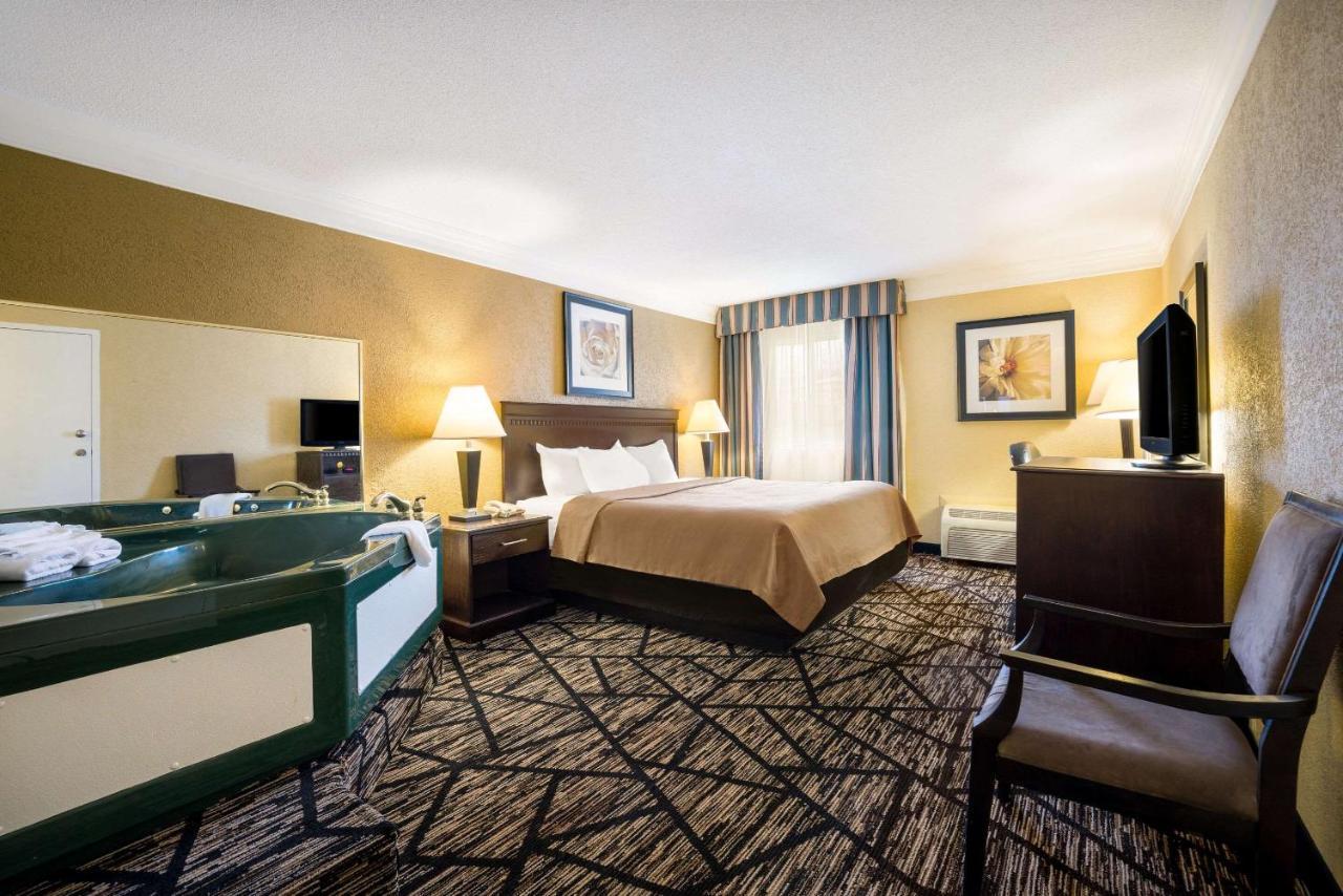 Quality Inn And Suites Fairgrounds - Syracuse Seneca Knolls Bagian luar foto