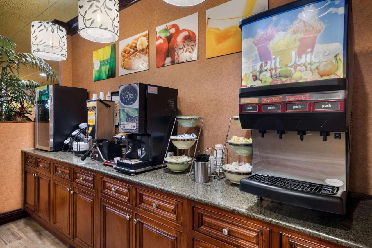 Quality Inn And Suites Fairgrounds - Syracuse Seneca Knolls Bagian luar foto