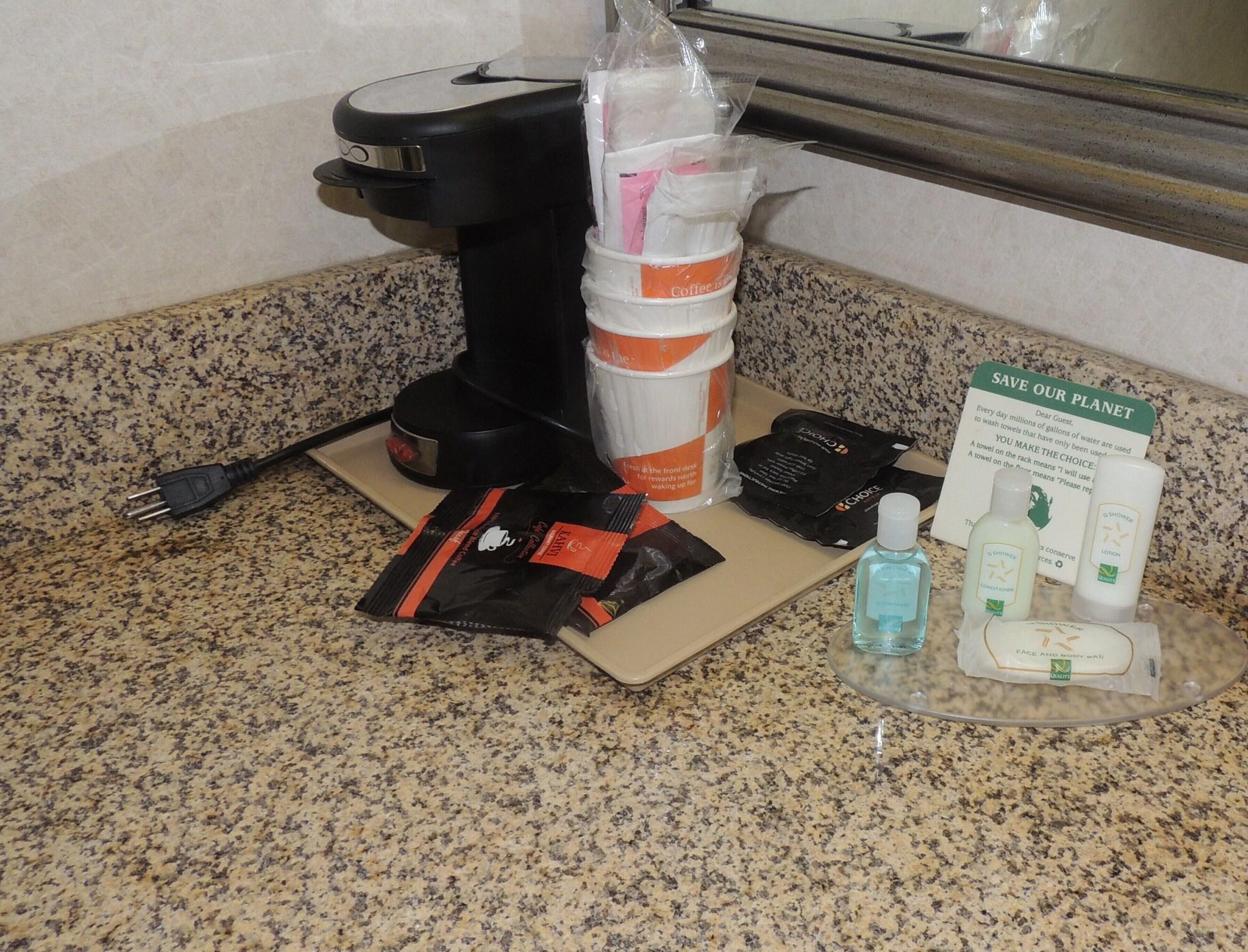 Quality Inn And Suites Fairgrounds - Syracuse Seneca Knolls Bagian luar foto